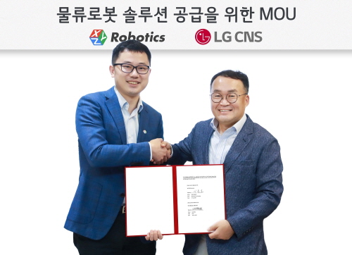 LG CNS는 최근 AI기반 로봇 솔루션 기업 ‘XYZ로보틱스’와 업무협약을 맺었다. LG CNS 스마트물류사업부장 이준호 상무(오른쪽)와 XYZ로보틱스 지아지 저우 CEO