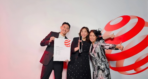 삼성SDS가 레드닷 디자인 어워드에서 최고 디자인상인 '베스트 오브 더 베스트'를 수상했다. 사진은 삼성SDS CX팀장 김지현 상무(가운데) 등 관계자가 수상하는 장면