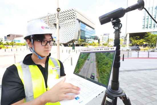 LG유플러스 직원들이 마곡사옥 앞 교차로에서 영상 기반 AI 교통 분석 시스템 ‘U+돌발상황검지기’를 테스트하고 있다.