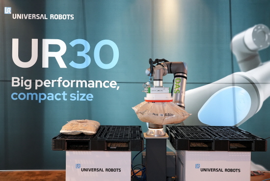 유니버설 로봇의 고하중 협동로봇 ‘UR30’이 30kg의 물건을 옮기고 있다.