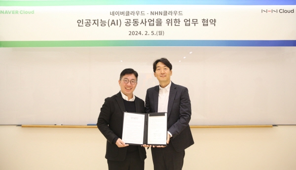 네이버클라우드와 NHN클라우드가 ‘하이퍼클로바X’ 기반의 AI 공동사업을 위한 업무협약을 체결했다. 김유원 네이버클라우드 대표(왼쪽)와 김동훈 NHN클라우드 대표