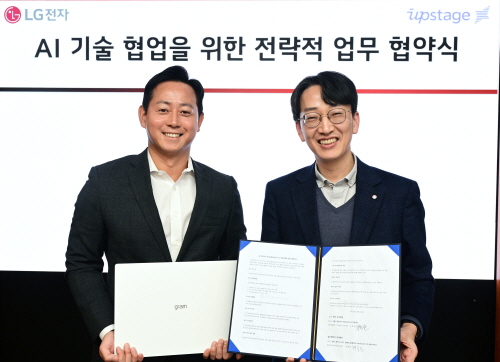 LG전자와 업스테이지가 ‘온디바이스 AI 기술 개발 협력’을 위한 업무협약을 체결했다. 업스테이지 최홍준 부사장(왼쪽)과 LG전자 공혁준 IT CX담당