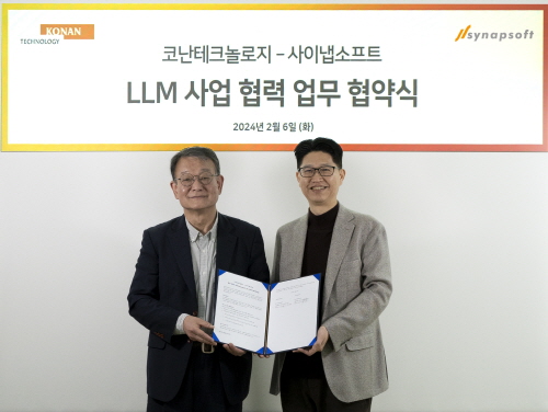 사이냅소프트와 코난테크놀로지가 LLM 사업 협력을 위한 업무협약을 체결했다. 코난테크놀로지 김영섬 대표(왼쪽)와 사이냅소프트 전경헌 대표. 사진=사이냅소프트