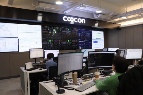 쿠콘의 ‘시스템 통합보안관제센터’는 20여명의 전문 인력이 365일 24시간 근무하며 고객사의 네트워크 트래픽, 응답시간 등 모든 운영 현황을 모니터링하고 실시간으로 대응해 원활한 고객 서비스를 지원한다.