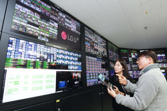 LG유플러스 임직원이 LG유플러스 안양사옥에서 방송 회선을 관제하고 있다.