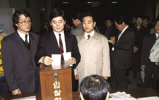 1994년 공개입찰을 통해 한국이동통신 인수에 참여하는 모습